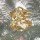 Broche or Jaune lettre C de style Louis XV avec diamants 