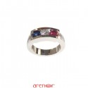 Bague tricolore en or gris avec saphir, diamant et rubis